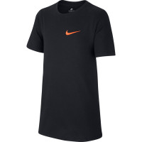 Теннисная футболка NIKE B NSW TEE EMB SWOOSH BK Теннисная футболка NIKE B NSW TEE EMB SWOOSH BK