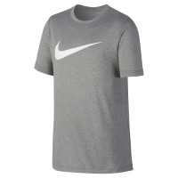 Теннисная футболка NIKE B NK DRY TEE SS SWOOSH SOLID GR Теннисная футболка NIKE B NK DRY TEE SS SWOOSH SOLID GR