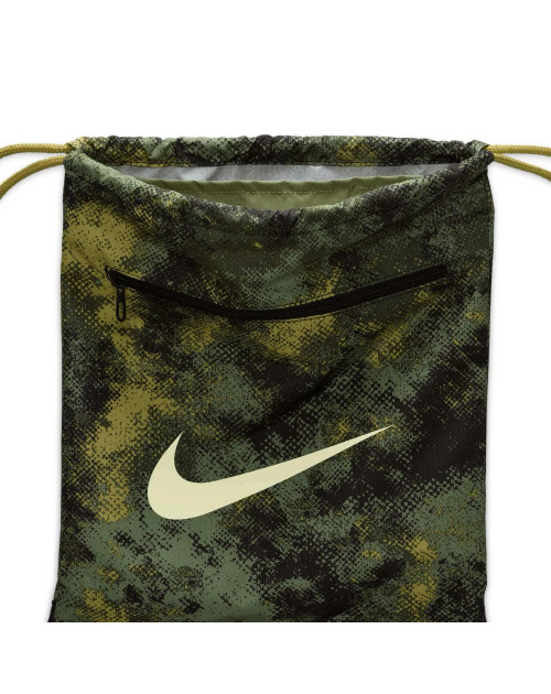 Рюкзак-мішок Nike NK BRSLA DRWSTG 9.5 CAMO AOP 18L хакі, чорний Уні 36x51х5 см